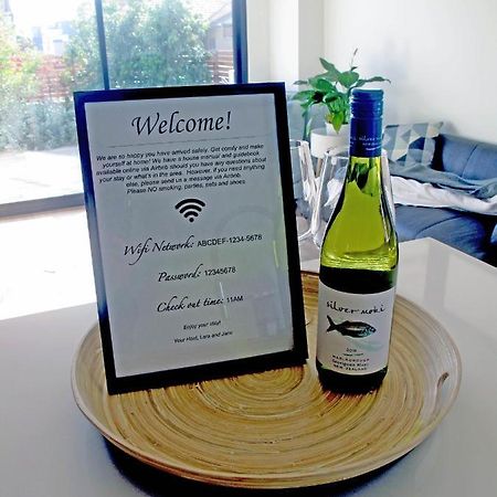 Modern 3 Bedroom Apt With Free Parking, Netflix, Wifi & Welcome Wine By Bnb Pro เมลเบิร์น ภายนอก รูปภาพ