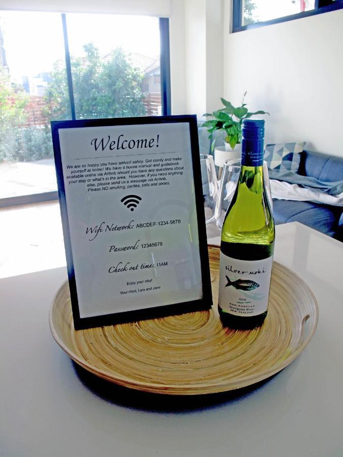Modern 3 Bedroom Apt With Free Parking, Netflix, Wifi & Welcome Wine By Bnb Pro เมลเบิร์น ภายนอก รูปภาพ