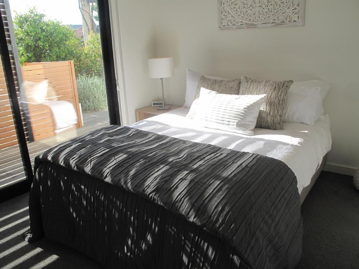 Modern 3 Bedroom Apt With Free Parking, Netflix, Wifi & Welcome Wine By Bnb Pro เมลเบิร์น ภายนอก รูปภาพ