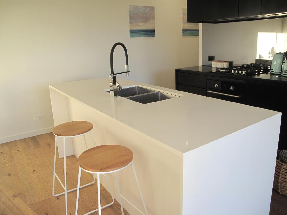 Modern 3 Bedroom Apt With Free Parking, Netflix, Wifi & Welcome Wine By Bnb Pro เมลเบิร์น ภายนอก รูปภาพ