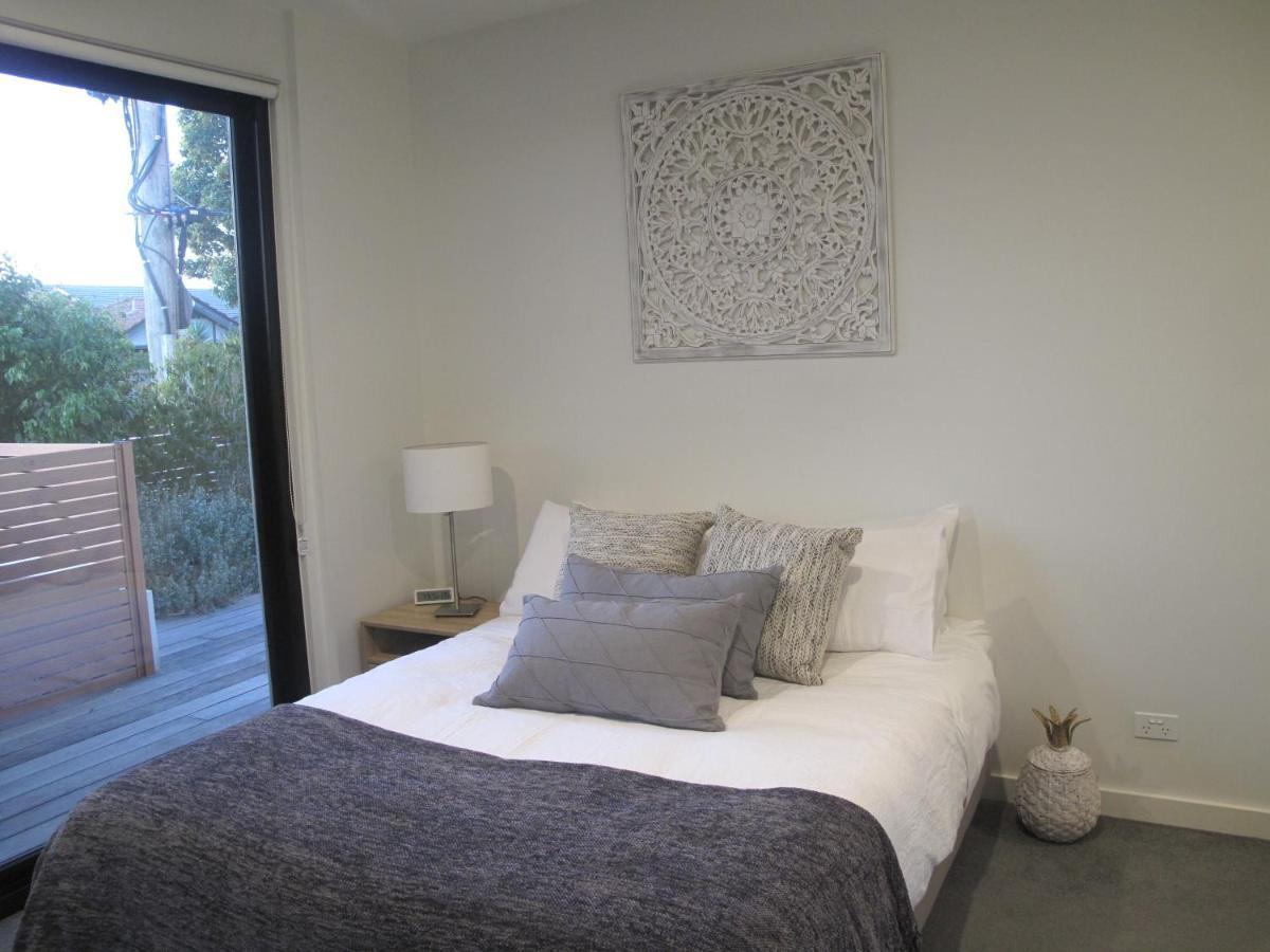 Modern 3 Bedroom Apt With Free Parking, Netflix, Wifi & Welcome Wine By Bnb Pro เมลเบิร์น ภายนอก รูปภาพ