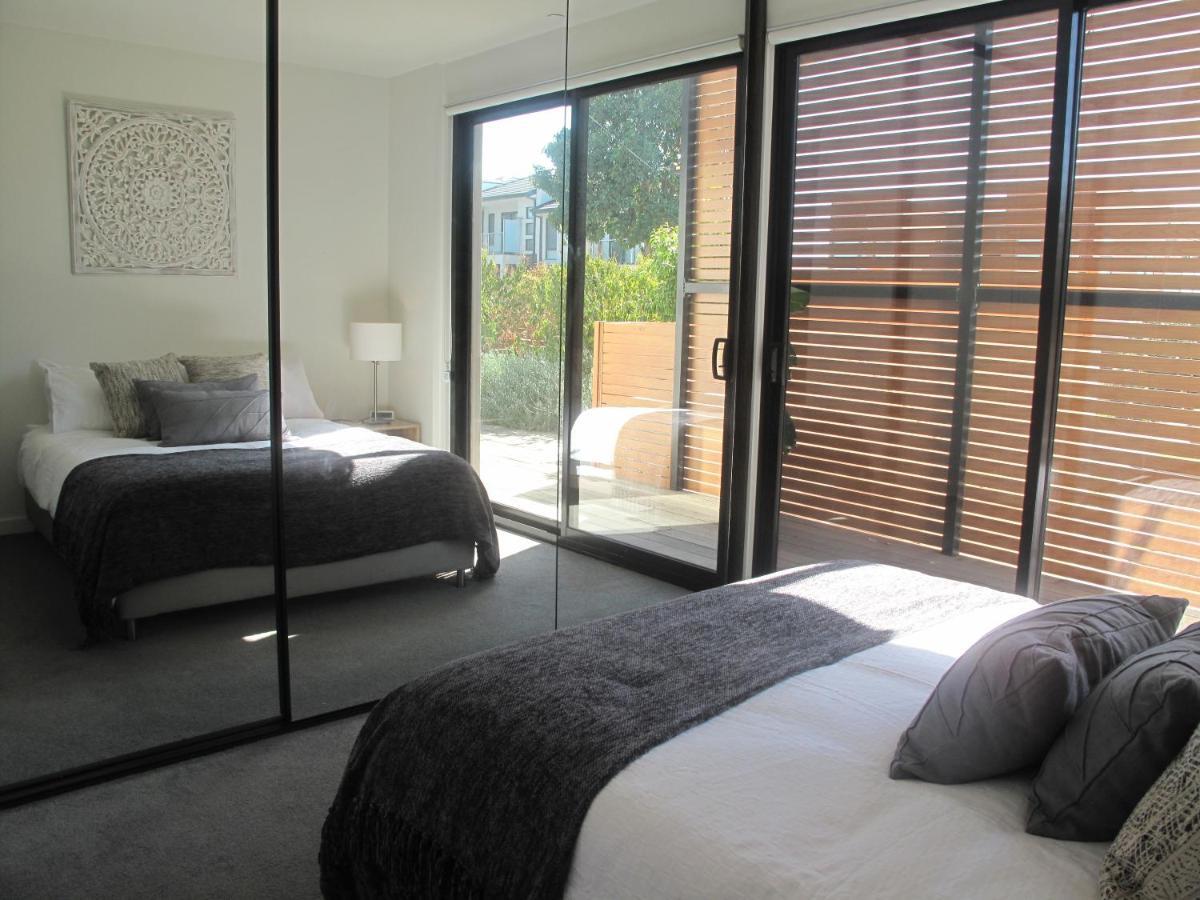 Modern 3 Bedroom Apt With Free Parking, Netflix, Wifi & Welcome Wine By Bnb Pro เมลเบิร์น ภายนอก รูปภาพ