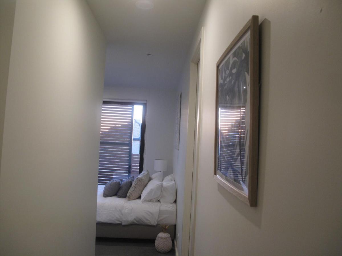 Modern 3 Bedroom Apt With Free Parking, Netflix, Wifi & Welcome Wine By Bnb Pro เมลเบิร์น ภายนอก รูปภาพ