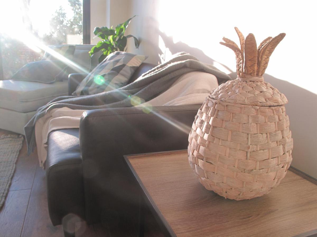Modern 3 Bedroom Apt With Free Parking, Netflix, Wifi & Welcome Wine By Bnb Pro เมลเบิร์น ภายนอก รูปภาพ