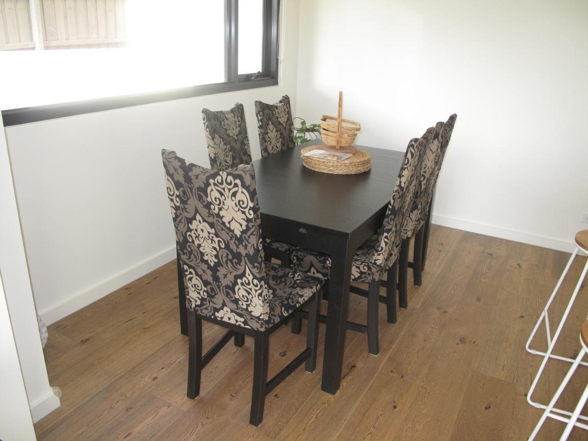 Modern 3 Bedroom Apt With Free Parking, Netflix, Wifi & Welcome Wine By Bnb Pro เมลเบิร์น ภายนอก รูปภาพ