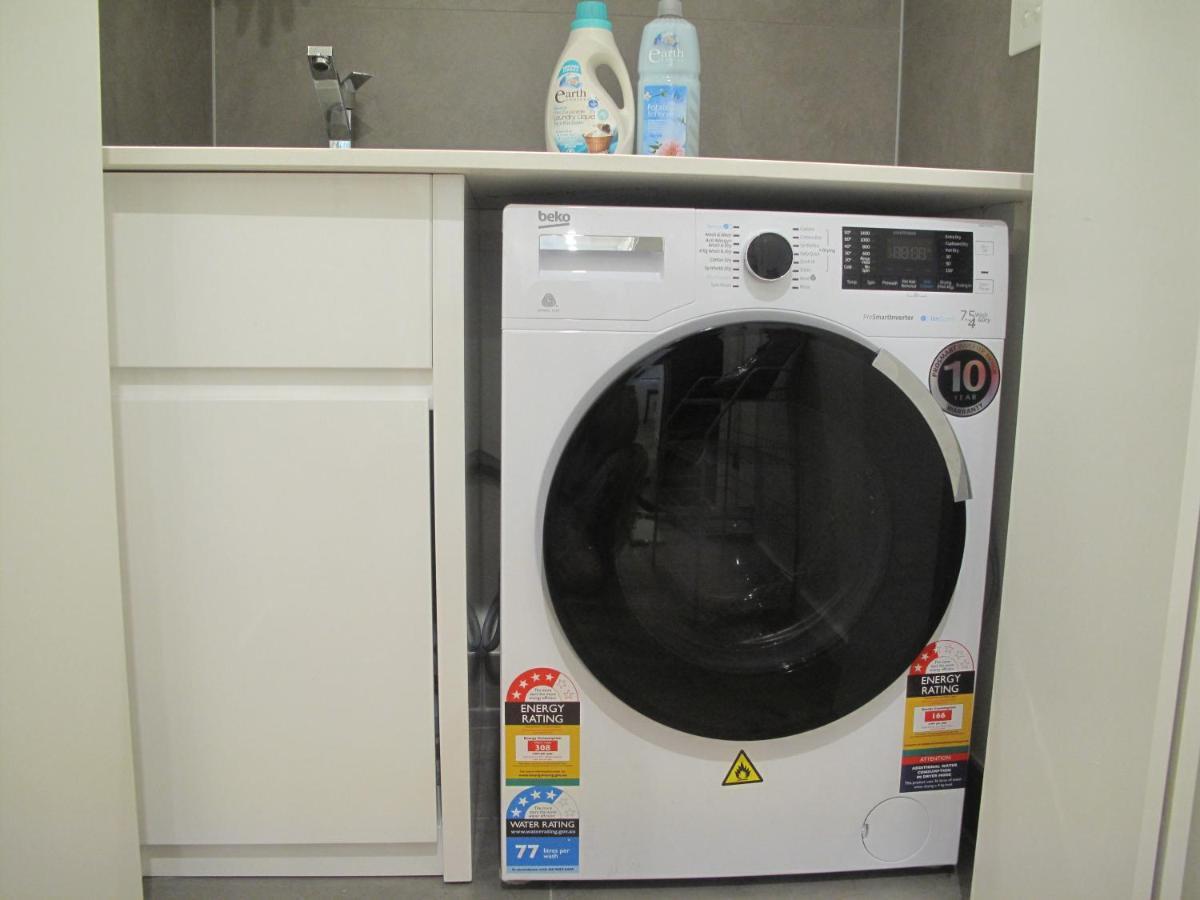 Modern 3 Bedroom Apt With Free Parking, Netflix, Wifi & Welcome Wine By Bnb Pro เมลเบิร์น ภายนอก รูปภาพ