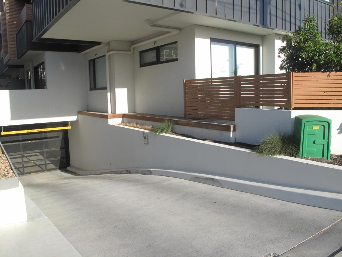 Modern 3 Bedroom Apt With Free Parking, Netflix, Wifi & Welcome Wine By Bnb Pro เมลเบิร์น ภายนอก รูปภาพ